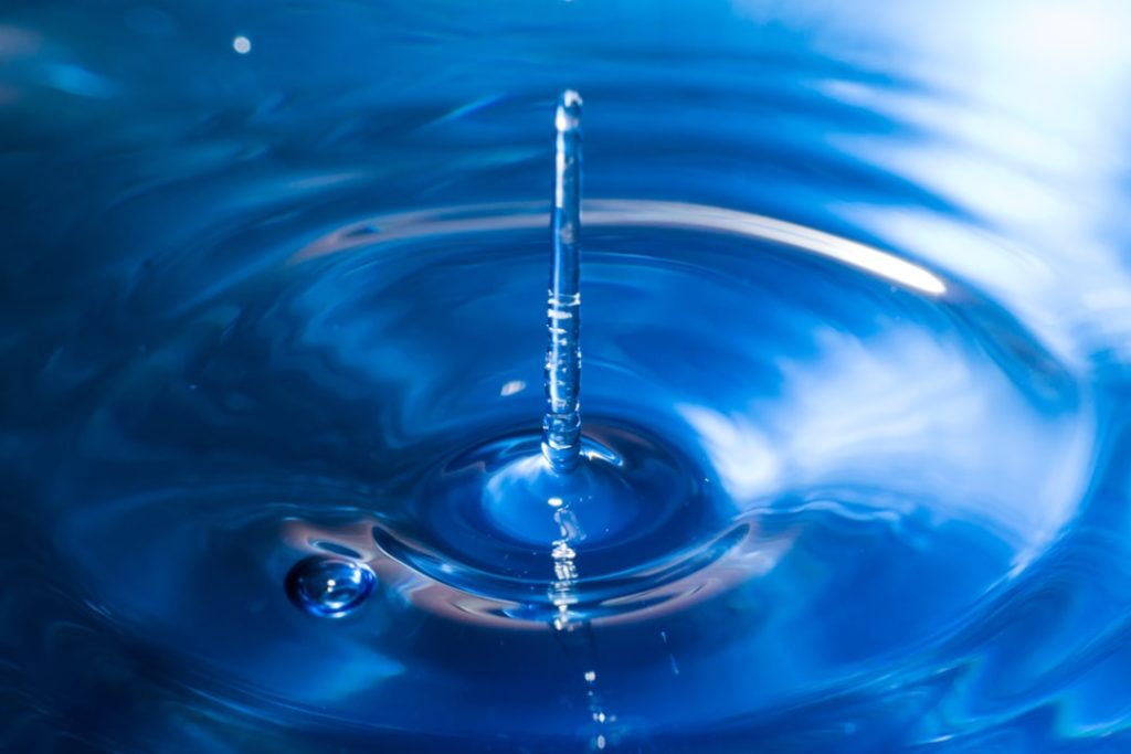 water-drop-in-blue-water-9mge1gfj4ie Water drop splash in a blue coloured dish